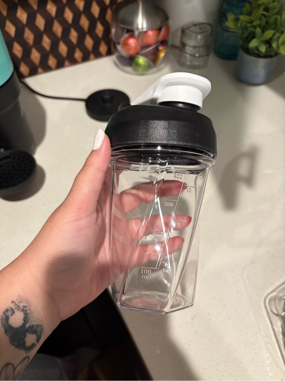 🌸FLASH SALE🌸 Yeti Clear Plastic Shaker Bottle with Black Lid and White Flip Cap